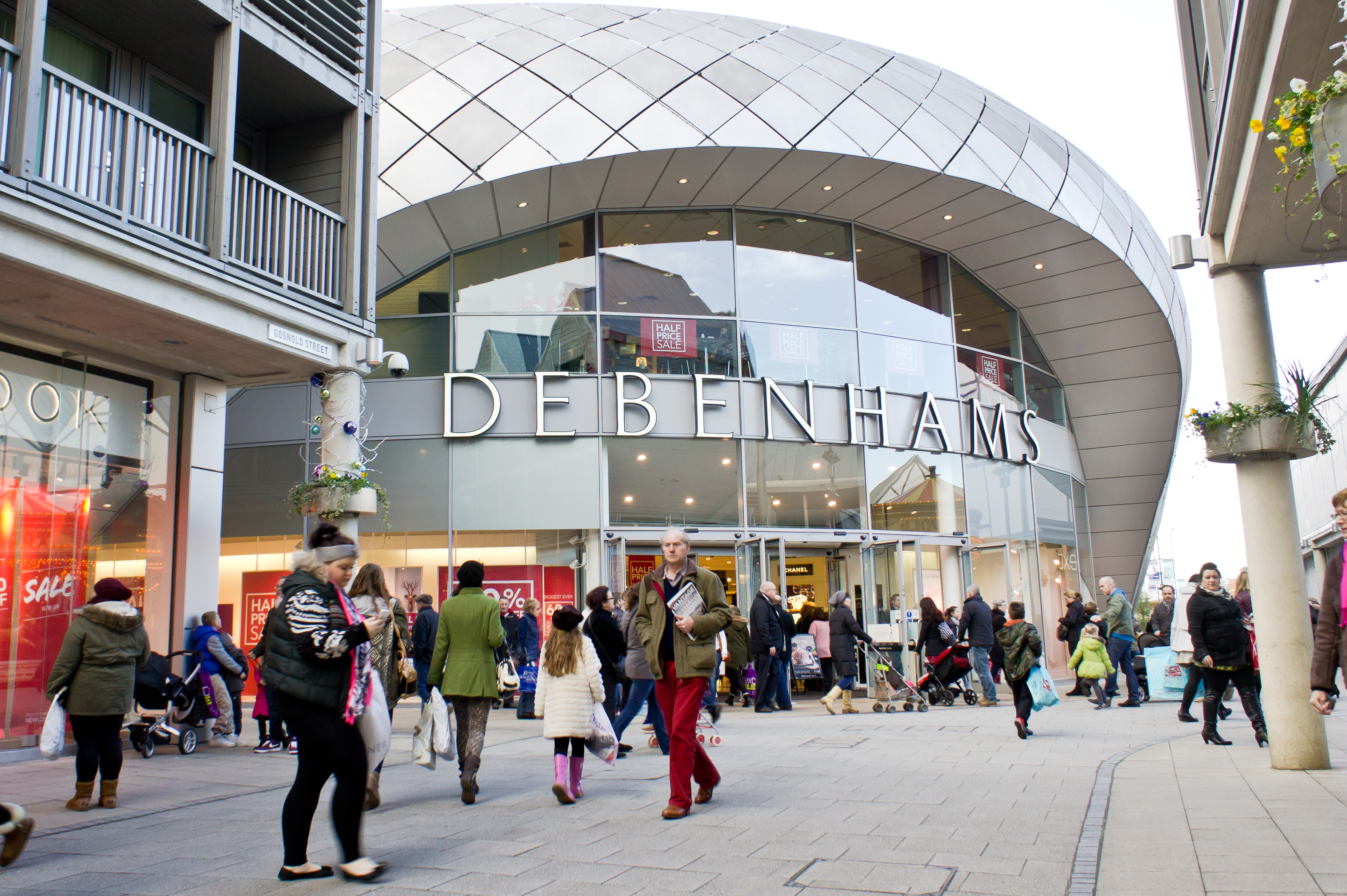 Will the last person to leave Debenhams please switch off the lights?